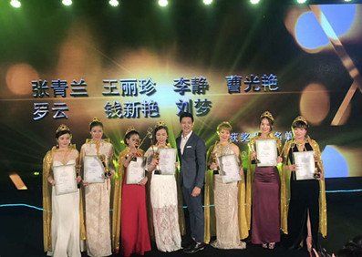 帥氣依舊的威廉王子出席“貓格格”新品發布會暨代言簽約儀式，開啟“王子與格格”之間的美好邂逅！